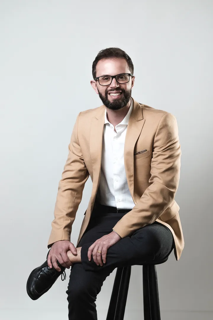 Leandro Rodrigues em estúdio, diante de um microfone.