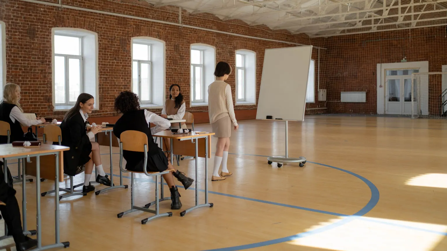 Profissionais conversam sobre materiais em uma sala de formação